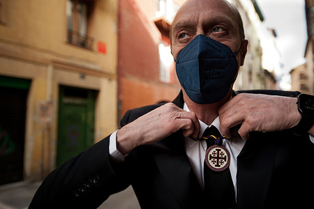 Enrique Arriazu, secretary of the Brotherhood of the Passion seen during the celebration.
The Brotherhood of the Passion has celebrated Good Friday with a procession that has crossed the nave of the Cathedral of Pamplona, hundreds of parishioners have come under restrictive measures due to the coronavirus outbreak in Navarra.