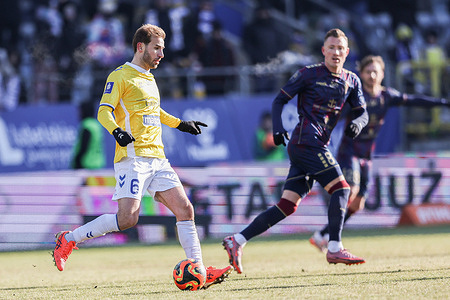 Sergi Samper of Motor Lublin (L) seen in action during Polish League PKO BP Ekstraklasa 2025/2026 football match between Motor Lublin and Pogon Szczecin at Motor Lublin Arena. Final score; Motor Lublin 2 : 1 Pogon Szczecin.