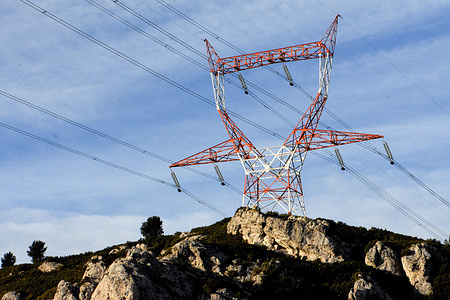 An electricity pylon supporting very high voltage lines in the hills.The Energy Regulatory Commission estimates that the increase in EDF's regulated tariffs, as of February 1, 2021, entails an additional 15 euros per year.
