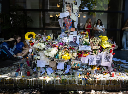 Altar is erected by Liam Payne's fans at the door of the Casa Sur Hotel in the Palermo neighborhood as a tribute. Geoff Payne, Liam's father, arrives at the Casa Sur hotel in the Palermo neighborhood where his son died, after having been at the morgue to identify the body. Fans set up an altar at the door of the hotel where the young 31-year-old musician was staying to pay tribute to him.