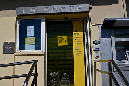 View of the La Poste post office in L'Estaque. La Poste could close several hundred post offices in France by the end of 2027 and convert some into parcel pickup points or municipal postal agencies.