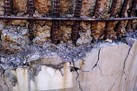 A vivid reinforced-concrete bridge pier disaster relic preserved from the 1995 Great Hanshin-Awaji Earthquake in Kobe, Hyogo Prefecture. During the earthquake on January 17, 1995, 58 out of 72 bridge piers collapsed. The remains are preserved today as a stark reminder of the destructive power of the earthquake.