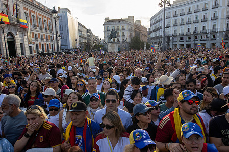 Hundreds of Venezuelans gather in Madrid Thousands of Venezuelans living in Madrid gathered this afternoon at the Puerta del Sol, where Venezuelan opposition leader and 2025 Nobel Peace Prize laureate María Corina Machado addressed the crowd from a stage.