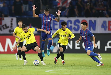 Bergson da Silva of Johor Darul Ta'zim (C), Ye Guochen and Su Tianshi of Guangzhou Evergrande are seen in action during the AFC Champions League Group I match between Guangzhou Evergrande and Johor Darul Ta'zim at the Sultan Ibrahim Stadium.
(Final score; Guangzhou Evergrande 0:5 Johor Darul Ta'zim)