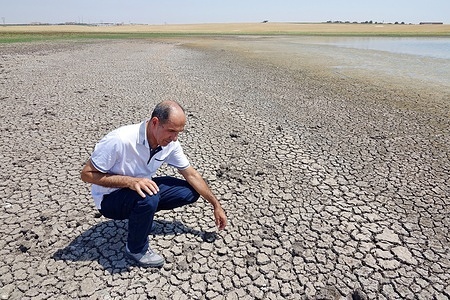 Dicle University Faculty of Science Biology Department Head Prof. Dr. Ahmet Kilic observes cracked-mud surface at Kabakli lake, whose waters levels has dropped significantly as a result of extreme summer heat. Kabakli lake, near the city of Diyarbakir in Turkey, where hundreds of birds are sheltering, is drying up due to the effective extreme temperatures. When the waters of the lake receded about 150 meters in the last month, wild birds began to leave the area. Dicle University Faculty of Science Biology Department Head Prof. Dr. Ahmet Kilic said that there are few birds left in the lake, and if the water sources completely dry up, thousands of migratory birds may die without migrating.
Thousands of people gathered with cars at night in Diyarbakir, where Turkey's largest Kurdish population lives, toured the city with hundreds of cars and protested against Israel. Participants of the demonstration, organized by the Kurdish extremist Islamic Free Cause Party (HUDA-PAR), which supports the ruling Justice and Development Party (AKP), carried Palestinian flags and shouted slogans against Israel.