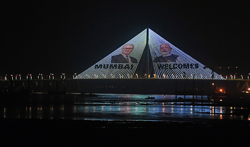 Bandra Worli sea link is lit up with portraits of Indian Prime Minister Narendra Modi and Prime Minister of the United Kingdom Keir Starmer with a message welcoming him to Mumbai. This is to welcome the United Kingdom Prime Minister Keir Starmer on his first visit to India, and he is visiting Mumbai for two days.