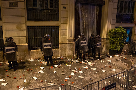 Police officers who protect the police station are seen during the protest.
Thousands of pro-independence protesters from Catalonia have participated in the anniversary march of the 1-O. 
At the end of the demonstration hundreds of people gathered in front of the Police station until the police push them away.