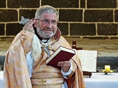 Senior Priest Abraham Firat seen preaching during the ritual at Diyarbakır Surp Hovsep Church. At the Surp Hovsep Armenian Catholic Church, which was heavily damaged in clashes between armed Kurdish PKK militants and Turkish security forces in the center of Diyarbakir in 2015 and repaired as a result of a 4-year restoration, the second ritual in the last 100 years after the first ritual in 2021. Very few Armenians who came from Istanbul and lived in Diyarbakir attended the ceremony. The ritual was led by Senior Priest Abraham Firat and Subordinate Deacon Jan Acemoglu, who were ordained from Istanbul. The church is used today as the Cultural center of Dicle University.