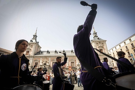 The brothers seen playing drums at the Plaza de La Villa. With the traditional tamborrada in the Plaza Mayor in Madrid, the Spanish capital puts an end to the activities of Holy Week 2023. The drum sections of the Cofradía La Real, Muy illustrious y Antiquísima de la Esclavitud de Jesús Nazareno and Conversión de Santa María Magdalena de Zaragoza have toured the streets of central Madrid before reaching the Plaza Mayor.