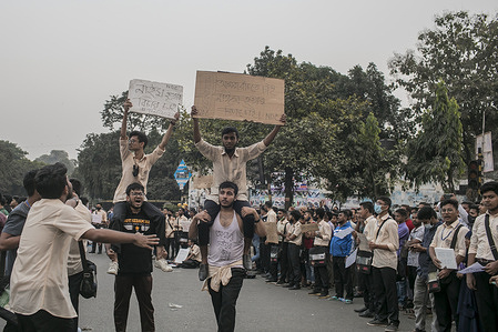 Students seen carrying themselves on the shoulders holding placards expressing their opinion during the demonstration.
Students of Notre Dame College staged a demonstration at Gulistan point in Dhaka, protesting against the death of their fellow student who was knocked by a waste-carrying vehicle of Dhaka South City Corporation. Hundreds of students began the demonstration by blocking the roads for three hours after the victim, Nayeem Hasan, 17years, was declared dead at Dhaka Medical College Hospital.
