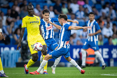 Pape Gueye (L)(Villarreal CF) and Javi Puado (C)(RCD Espanyol) in action during a La Liga EA Sports match between RCD Espanyol and Villarreal CF at Stage Front Stadium. RCD Espanyol 1:2 Villarreal CF