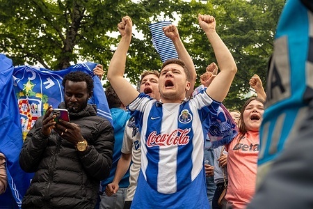 FC Porto fans seen outside Estádio do Dragão as the team bus arrives before the match against Santa Clara. The FC Porto squad arrived at Estádio do Dragão ahead of their Liga Portugal match against Santa Clara on 2 May 2026. The team needs a win to secure the league title, depending also on Benfica’s earlier result. Players and staff reached the stadium by team bus under increased media and supporter attention.