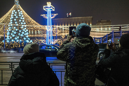 People take pictures of the city's ornate central square in front-line Voronezh on New Year's Eve. New Year's Eve in front-line Voronezh. The war in Ukraine has entered a protracted phase. Many Russian regions have already felt the effects of hostilities. But in Voronezh, a city with a million inhabitants, peaceful life continues. Although the city is located only 200 km from the border with Ukraine. Moreover, despite the problems with the economy and the lack of weapons and uniforms, local authorities threw away a lot of money on New Year's decorations and festive events.