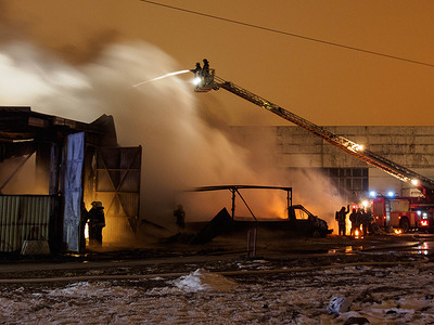 Firefighters from an aerial platform extinguish a large fire at the recycling warehouse in Odintsovo City.
More than seventy firefighters extinguished the fire on more than thousand square meters. There are no casualties. The warehouse building is completely destroyed. Authorities are still looking into the cause of a fire.
