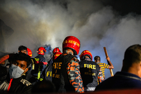 Firefighters and local people work together to extinguish a fire at a Mohakhali Sattola slum in Dhaka.
More than 50 shanties were burned to ashes in a fire that broke out at Sattola slum in the capital's Mohakhali area on Monday night. The fire originated at around 11:47pm on Monday. After more than one and half hours of effort, 11 fire fighting units brought the blaze under control. A senior Fire Service official told reporters at the scene that they were yet to find out how the fire started, but suspected that the cause may have been some illegal electricity supply line.