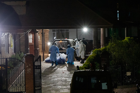 Health workers carry the dead body of COVID-19 patient, the first to die of coronavirus in Nepal, at the electric crematorium on the 54th day of the nationwide lockdown imposed by the government amid concerns about the spread of the coronavirus (COVID -19) disease outbreak.
Issuing a press statement in the evening, the Ministry of Health and Population confirmed that a 29-year-old woman from Sindhupalchowk district died due to the coronavirus.