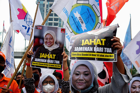 Demonstrators hold flags and posters of Minister Ida Fauziyah during the demonstration.
Members of the Confederation of Indonesian Trade Unions (KSPI) demonstrate in demand of a repeal of the regulation on old-age security program (JHT) and the removal of Labour Minister, Ida Fauziyahat from office.