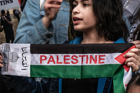 A young protester in view showing a cloth band with the name of Palestine.
Hundreds of people have gathered to commemorate the day of the Nakba "catastrophe" or the beginning of the exodus. In the shadow of the recent genocide of the Israeli army in the Gaza Strip, the protesters have also demanded the boycott and seizure of military material to Israel.