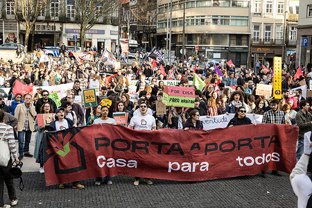 Hundreds of demonstrators gather at D.Joao I Square, to demand the constitutional right to housing, calling also for limits on bank charges and an end to property speculation and tax breaks. More than 500 people demonstrated on various streets in the centre of Porto to demand the constitutional right to housing, calling also for limits on bank charges and an end to property speculation and tax breaks.