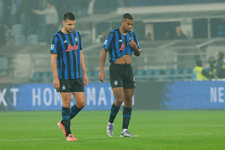 Berat Djimsiti of Atalanta BC and Isak Hien of Atalanta BC seen in action during the Italian Serie A soccer match between Atalanta BC and Como 1907 at New Balance Stadium. Final Score; Atalanta BC 1:1 Como 1907.
