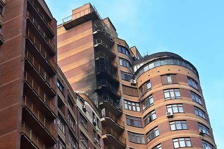 A charred facade and windows in apartments broken and blackened by soot are seen on the facade of an apartment building in Kyiv, Ukraine, after a Russian drone strike. An apartment block in Kyiv caught fire after being struck by debris during a large-scale Russian drone and missile attack. The assault, part of a nationwide strike targeting Ukraine’s critical energy infrastructure, caused widespread power outages and water supply disruptions. At least twelve people were injured in the capital as Ukraine’s air force reported that the barrage included ballistic, hypersonic, and other missile types, along with numerous drones.