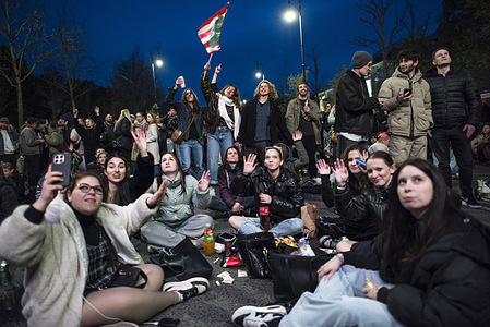 People attend to the anti-government concert called "Rendszerbontó Nagykoncert" at Heroes' Square in Budapest. Budapest’s iconic Heroes' Square and its surroundings were filled with tens of thousands of people for the "Rendszerbontó Nagykoncert" (System-Dismantling Grand Concert). The concert - organized by Robert Puzser, performer known for his critics of Viktor Orban, featured prominent Hungarian musicians interspersed with political addresses, served as a powerful visual demonstration of the opposition's strength just 48 hours before the polls open. Set to last seven hours, the concert featured 50 of Hungary's biggest music stars, each performing one song, and it is already considered as a historic music event.