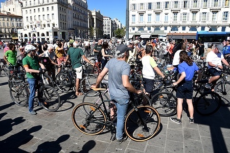 On the initiative of "Printemps Marseillais" and "Debout Marseille" in the context of the municipal elections, around fifty bicycle ecologists came together to meet the imperative of a fierce fight against all cars and pollution.