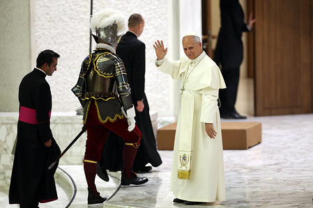 At the end of the event, the Pope seen greeting the relatives of the Swiss Guards(not in a view). A solemn swearing-in ceremony took place today in the Paul VI Hall, where the new recruits of the Pontifical Swiss Guard pledged their allegiance to the Pontiff, Pope Leo XIV. Before Vatican authorities and their families, the guards recited the traditional vows, pledging to defend the Pope even at the cost of their own lives. The ceremony took place in an atmosphere of great reflection, renewing a centuries-old tradition that symbolizes dedication and service to the Holy See.