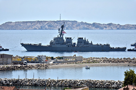 View as the destroyer USS Winston S. Churchill (DDG-81) arrives in the French Mediterranean port.