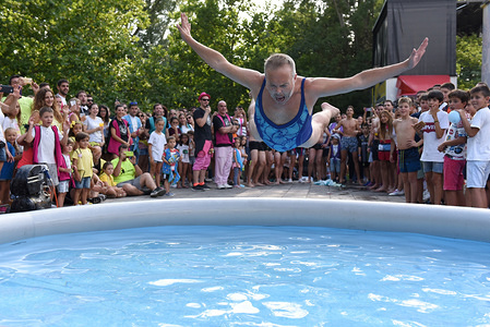 A reveller jumps into a swimming pool during the La Bajada de Jesús festival in Almazán north of Spain, where high temperatures reached 34º degrees Celsius at the afternoon hours.
Spanish's weather agency AEMET said that five provinces are with a orange o yellow alert for tomorrow, Friday, August 30, with temperatures reaching up to 38 Celsius degrees during the day.