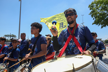 The gospel samba group Batucada Abençoada performs in front of the Maracanã soccer stadium during carnival in Rio de Janeiro. The gospel samba group Batucada Abençoada, founded in 2006 by the neo-Pentecostal church Bola de Neve in São Paulo, gathered outside the Maracanã stadium during Rio’s Carnival. In Brazil, evangelical groups have embraced samba, a genre once criticized by churches for its secular lyrics and Afro-Brazilian roots.