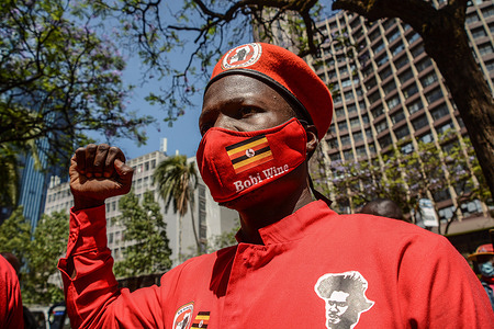 A protester wearing a facemask raises a fist during the protest in Nairobi.
Ugandans immigrants in Kenya protested outside the Uganda High Commission against the arrest of Presidential candidate Robert Kyagulanyi, commonly known as Bobi Wine in Kampala yesterday. Three people died and several were wounded during the protest that erupted in Luuka district, eastern Uganda. According to the Ugandan Police, Bobi Wine was arrested for violating the Covid-19 restrictions during his Presidential campaign rallies.