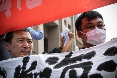 Protesters demanding explanation from the government on why their apartment were allowed to be build within 600 meters from the chemical storage plant back in 2004. - Hundreds of residents from near the chemical explosion zone of Tianjin protested at the Mayfair Hotel in the where the daily press conference is being held regarding about the accident taken place on the 12th of August. They demand the government to pay back their property as they are unable to return home due to concerns of the area is still filled with chemical toxic air. Most of their homes are also damaged beyond restorable. According to the Chinese state law, no residential buildings is allowed to be build anywhere within 1KM of any chemical storage plant. However large residential estates were located just 600 meters from the chemical storage facility where the explosion happened.