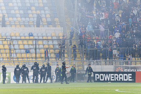 Private security guards try to control fans. Fans of the Universidad de Chile light flares inside the stadium during the match between Everton and Universidad de Chile, which caused the suspension of the commitment. Everton 0 - 1 Universidad de Chile