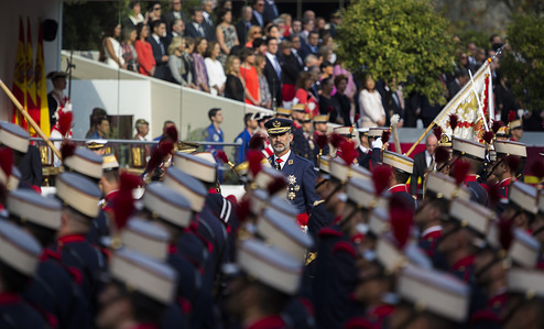 King of Spain Felipe VI reviewing the troops during the parade through the street of Madrid.
National day military parade has been held in Madrid with a thematic character that aims to show what the Spanish troops can do, mainly abroad, and in collaboration with the State Security Forces and Bodies. Hence the participation of components of the Civil Guard and this year for the first time ever, the National Police Corps.
In addition, in this year edition the tribute to the fallen was dedicated to civilian
victims, and for this reason accompanying His Majesty the King in the event were the ambassadors of countries with fatalities in the attacks of August 17 in Barcelona.