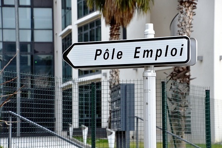 A signpost showing the direction of a "Pole emploi" agency.
"Pole emploi" is a public establishment responsible for employment in France.