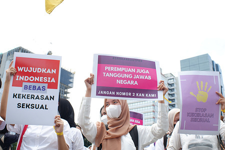 Protesters hold placards demanding the ratification of the TPKS Bill during the demonstration.
In celebration of International Women's Day, a number of women activists held a protest at Pantung Kuda, demanding the ratification of the Draft Law on the Crime of Sexual Violence and the realisation of a social protection system that is non-discriminatory, inclusive and guaranteed to everyone.