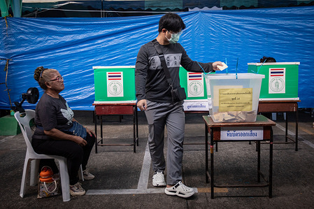Voter seen casting his vote at the polling station. Thailand is holding a snap general election today to elect the 500 members of the House of Representatives, following the dissolution of parliament late last year amid political instability and a border conflict with Cambodia.
Polling stations opened this morning, with over 53 million eligible voters choosing among more than 50 parties.