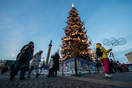 People seen next to a huge decorated Christmas tree on Palace Square in St. Petersburg. St. Petersburg has broken its daily temperature record since 1950. In St. Petersburg, the air temperature dropped to minus 25 degrees, in some places to minus 30, the Ministry of Emergency Situations said in a statement.