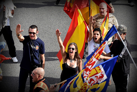 A group of protesters from the far right salute in the Nazi way during the demonstration.
Some 200 people from different groups linked to the extreme right have manifested for the unity of Spain and against the independence of Catalonia on the Hispanic Heritage day in Barcelona.