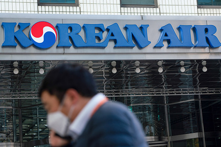 Korean Air building seen in Seoul.
Hanjin Group, which owns South Korea's largest flag carrier Korean Air, is reportedly mulling over acquiring the debt-ridden Asiana Airlines. According to a source familiar with the aviation and financial industries, Hanjin Group is in talks with the state-run Korea Development Bank (KDB), the main creditor of Asiana, to buy the country's second-largest flag carrier.