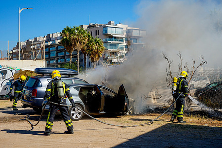 Firefighters put out a car fire at Calle Pacifico, Madrid. The fire started in the engine of one of the cars and then spread to the car next door. Two vehicles were damaged by the fire. There was no personal injury.