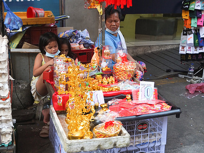 A grandmother seen with her granddaughters selling oriental ornaments, during the shopping session.
As shoppers begin to flock at this popular shopping destination for the upcoming holiday season in search for best Christmas deals, the Department of Health (DOH) reminded holiday shoppers to take caution as the risk of getting corona virus (Covid-19) is high in crowded areas.