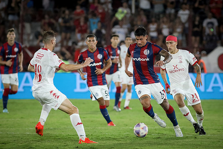 Adam Bareiro of San Lorenzo (C) Gaston Sauro of Huracan (L) and Federico Fattori of Huracan (R) seen in action during a match between Huracan and San Lorenzo as part of Liga Profesional de Futbol 2023 at Tomas Duco Stadium.
(Final score: Huracan 1 - 1 San Lorenzo