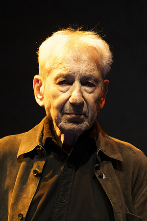 José Sacristán performs on stage during of 'El hijo de la cómica' at Teatre Entradas Bellas Artes.