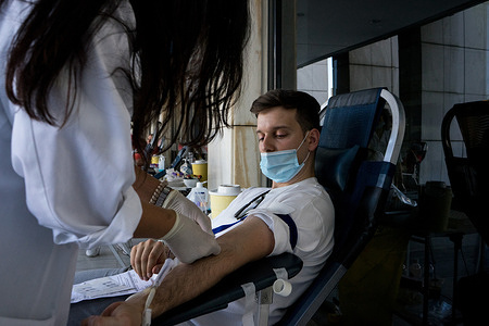 A nurse seen taking blood samples from a blood donor.
Due to the forthcoming World Blood Donor Day, a voluntary blood donation took place in Athens Music Hall as part of the celebration. The World Blood Donor Day is celebrated every year around the world, the day is dedicated to the anonymous volunteer blood donors.