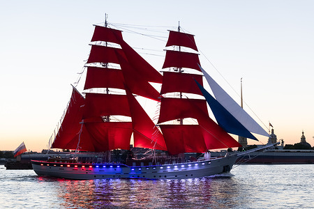 In St. Petersburg, the final rehearsal of the "Scarlet Sails" celebration took place. Many residents of St. Petersburg and visitors gathered at Palace Square and its surroundings, admiring the brig "Rossiya" during the final rehearsal on the eve of the "Scarlet Sails" school graduation celebration in St. Petersburg.