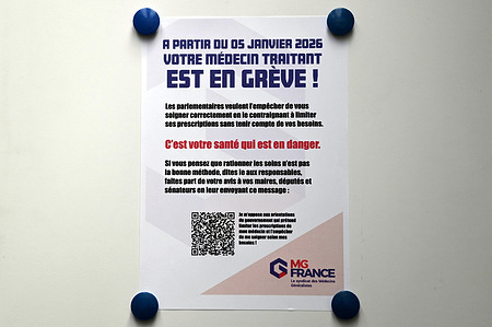 An informational poster about the general practitioners' strike was displayed at the entrance of a doctor's office. A coalition of self-employed doctors in France is calling for the closure of medical practices from January 5 to 15, 2026, to protest measures in the Social Security budget. The movement targets the 2026 Social Security Financing Bill (PLFSS), which doctors say gives the government excessive power to unilaterally change reimbursement rates and tighten controls over sick-leave authorizations. Practitioners argue the reforms threaten their professional autonomy and increase administrative burdens.