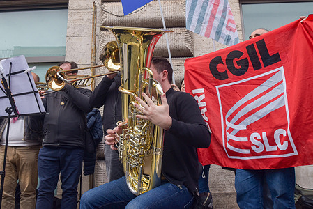 Symphony orchestra musicians perform during the national demonstration of opera and symphony foundations workers at Piazza Santi Apostoli.