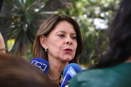 Marta Lucía Ramírez seen speaking to media during her visiting inside a shantytown of Caracas.
The Columbian presidential candidate, Marta Lucía Ramírez, arrived in Venezuela to express solidarity with the Venezuelan people and the millions of Colombians who live here due to this humanitarian tragedy.
